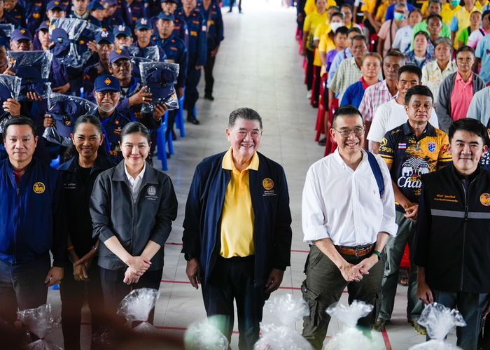 'ภูมิธรรม' นำคณะบำรุงขวัญ ชรบ. อำเภอพนมดงรัก และให้กำลังใจประชาชน ย้ำ รัฐบาลอยู่เคียงข้างประชาชน