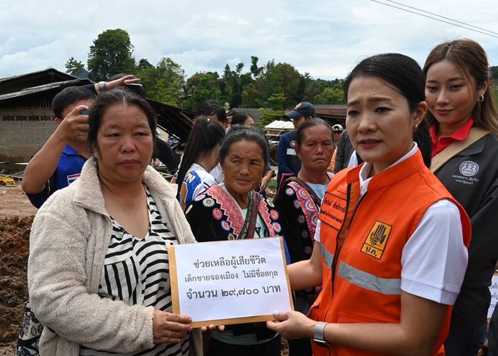 'ธีรรัตน์' มอบเงินช่วยเหลือครอบครัวผู้เสียชีวิตจากดินสไลด์และอุทกภัยบ้านปางอุ๋ง ก่อนลงพื้นที่เยี่ยมประชาชนและกำลังพลผู้ปฏิบัติงาน