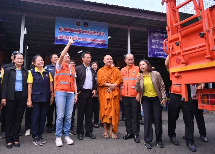 'ธีรรัตน์' ลงพื้นที่อุบลราชธานี เยี่ยมให้กำลังใจประชาชน 'ศูนย์พักพิงกลุ่มเปราะบางอำเภอเดชอุดม' พร้อมปล่อยขบวนรถ ปภ. ส่ง ปชช.กลับภูมิลำเนา