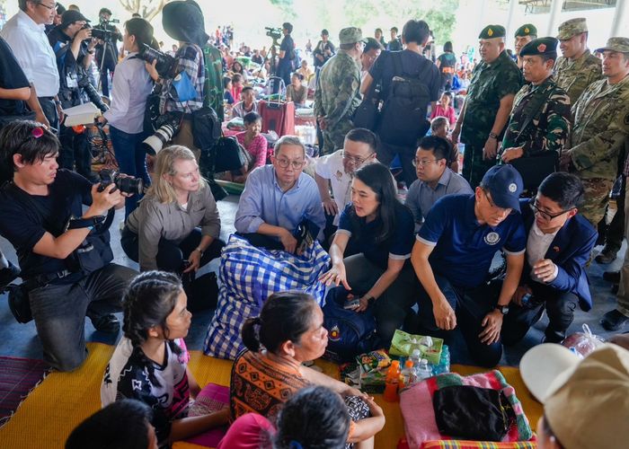 รัฐบาลพาคณะทูตและสื่อ ลงพื้นที่เยี่ยมศูนย์พักพิงผู้อพยพ วิทยาลัยเทคนิคกันทรลักษ์ ศรีสะเกษ กว่า 5,000 คน