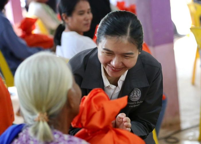 'จิราพร' มอบถุงยังชีพผู้ประสบภัย-ชรบ. อ.พนมดงรัก จ. สุรินทร์ พร้อมย้ำรัฐบาลเตรียมมาตรการเยียวยาเต็มที่