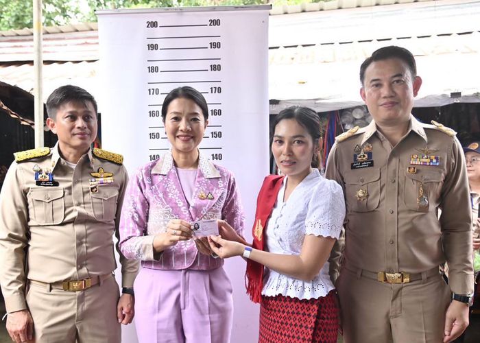 'ธีรรัตน์' ลงพื้นที่สังขละบุรี มอบบัตรประจำตัวและให้กำลังใจประชาชนกลุ่มเป้าหมายแก้ไขปัญหาสัญชาติและสถานะบุคคล