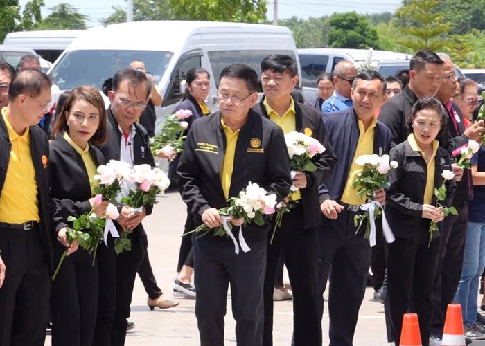 ‘ประเสริฐ’ ลงพื้นที่ศรีสะเกษ ร่วมไว้อาลัยผู้สูญเสีย บริเวณปั้มน้ำมันบ้านผือ พร้อมมอบเงินช่วยเหลือญาติผู้เสียชีวิต - เยี่ยมให้กำลังใจผู้ประสบภัย