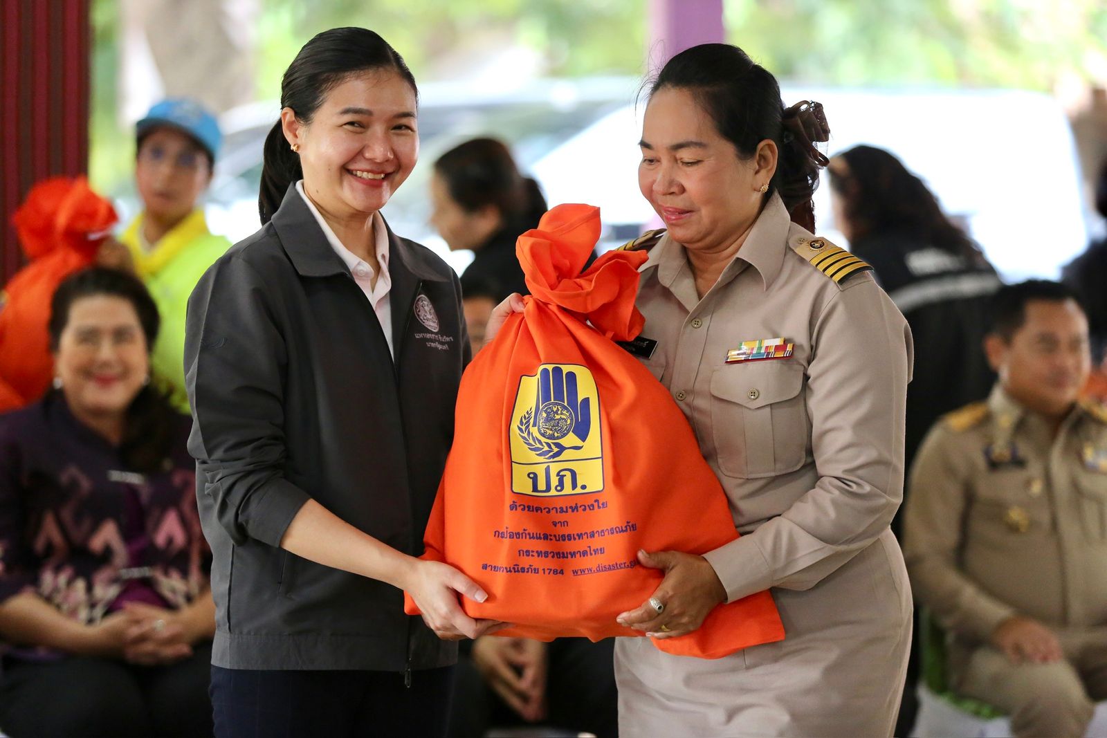 จิราพร สินธุไพร รัฐมนตรีประจำสำนักนายกรัฐมนตรี ลง