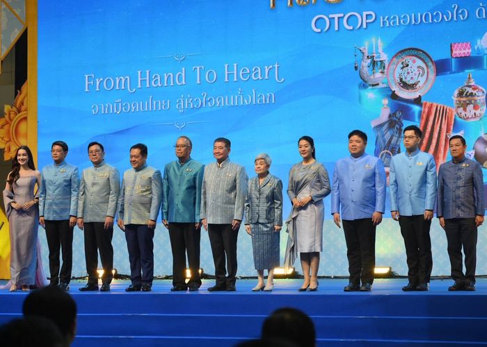'ภูมิธรรม' รักษาราชการแทนนายกฯ เปิดงาน “ศิลปาชีพประทีปไทย OTOP หลอมดวงใจ ด้วยพระบารมี” ปี 2568