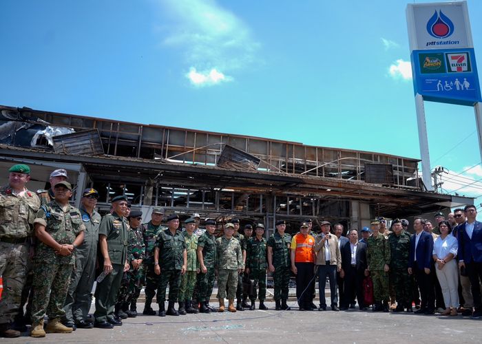 รัฐบาลนำคณะทูตและสื่อ ลงพื้นที่ชี้จุดกัมพูชายิง BM-21 ถล่มปั๊ม สะท้อนหลักฐานการโจมตีพลเรือนไทยอย่างชัดเจน