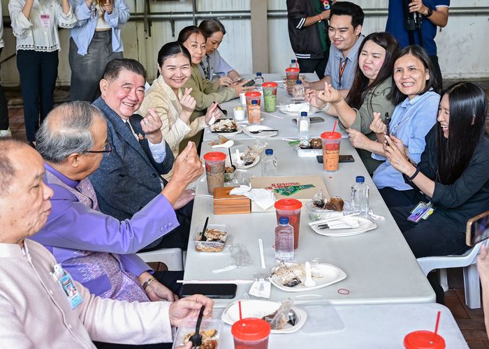 รองนายกฯ ภูมิธรรม พร้อมด้วยคณะรัฐมนตรี ร่วมรับประทานอาหารกับสื่อมวลชน