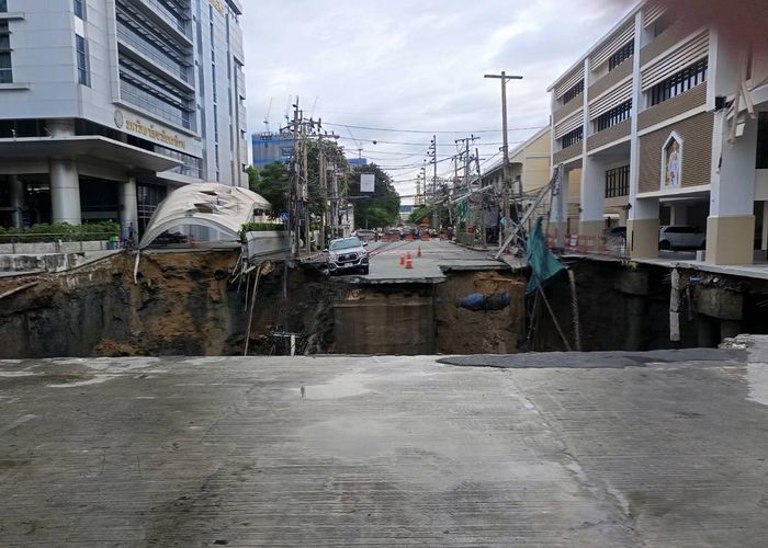 ผู้ว่าฯ ชัชชาติ รุดตรวจสอบเหตุถนนทรุดตัวหน้าโรงพยาบาลวชิรพยาบาล สั่งอพยพผู้ป่วย-ชาวบ้านใกล้เคียง