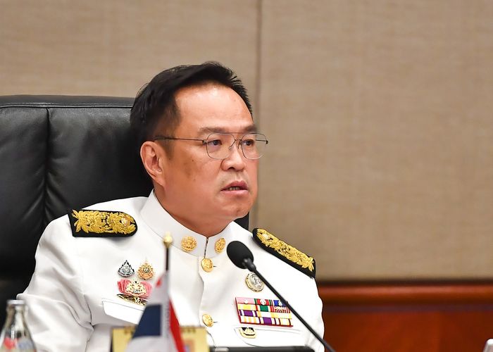 ครม. นัดพิเศษ มอบหมายรองนายกฯบวรศักดิ์ ตรวจพิจารณาร่างมติคณะรัฐมนตรี และกลั่นกรองเรื่องคดีและเรื่องเกี่ยวกับกฎหมายก่อนเสนอนายกรัฐมนตรี