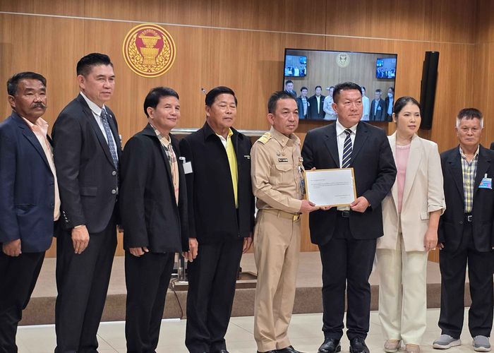 กลุ่มประชาชนต่อต้านทุจริตฯ 4 ภาค ยื่นหนังสือสภาฯ ขอตรวจสอบคุณสมบัตินายกฯ อนุทิน
