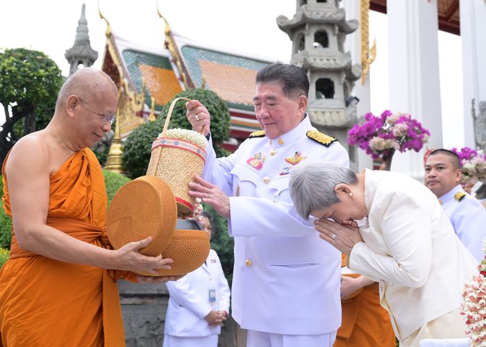 รัฐบาลจัดพิธีเจริญพระพุทธมนต์และทำบุญตักบาตรถวายพระราชกุศล เนื่องในโอกาสวันพระบรมราชสมภพครบ 100 ปี พระบาทสมเด็จพระปรเมนทรมหาอานันทมหิดล