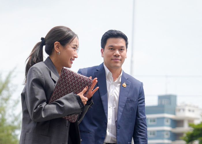 'พินทองทา-ปิฎก' เดินทางเข้าเยี่ยม อดีตนายกฯทักษิณ คนเสื้อแดง-คนต่างชาติมาให้กำลังใจด้วย