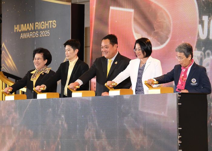 รมต.ทวี มอบรางวัลงานประกาศรางวัลองค์กรต้นแบบด้านสิทธิมนุษยชน ย้ำ ถ้าเราคิดว่ามนุษย์ทุกคนเป็นพี่ญาติน้องกัน นี้คือสิทธิมนุษยชนแล้ว