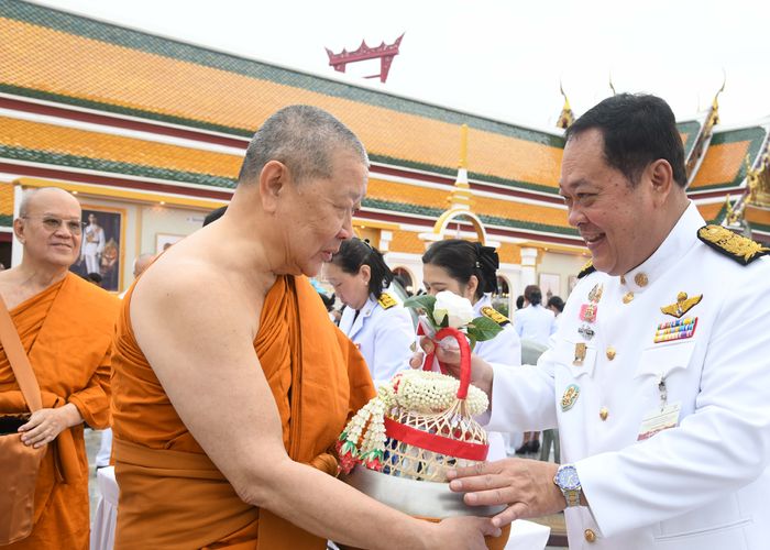 ‘ทวี’ รมว.ยุติธรรม ร่วมพิธีเจริญพระพุทธมนต์และทำบุญตักบาตรถวายพระราชกุศล เนื่องในโอกาสวันพระบรมราชสมภพครบ 100 ปี พระบาทสมเด็จพระปรเมนทรมหาอานันทมหิดล