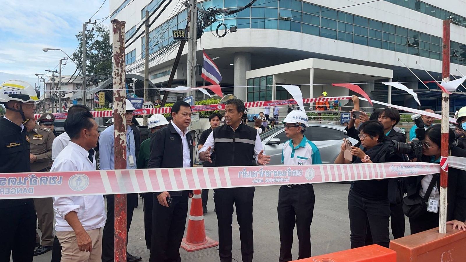 ผู้ว่าฯ ชัชชาติ รุดตรวจสอบเหตุถนนทรุดตัวหน้าโรงพยาบาลวชิรพยาบาล