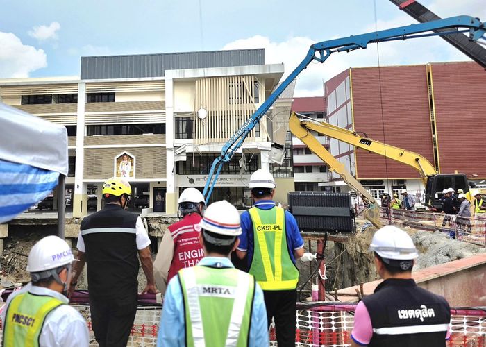 'ชัชชาติ' ผู้ว่าฯ กทม. เผยพบโพรงใต้ปูนถนนทรุดสามเสน หยุดถมทรายชั่วคราว อัดปูนอุดโพรง