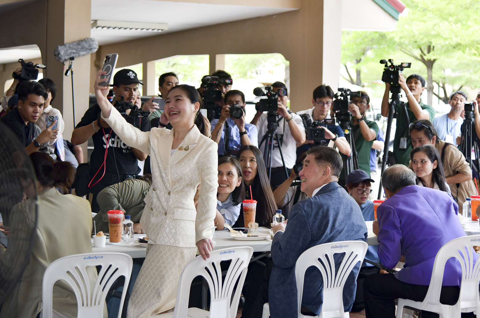 นายภูมิธรรม เวชยชัย รองนายกรัฐมนตรีและรัฐมนตรีว่าการกระทรวงมหาดไทย ปฏิบัติหน้าที่แทนนายกรัฐมนตรี ร่วมรับประทานอาหารกลางวันกับตัวแทนสื่อมวลชน
