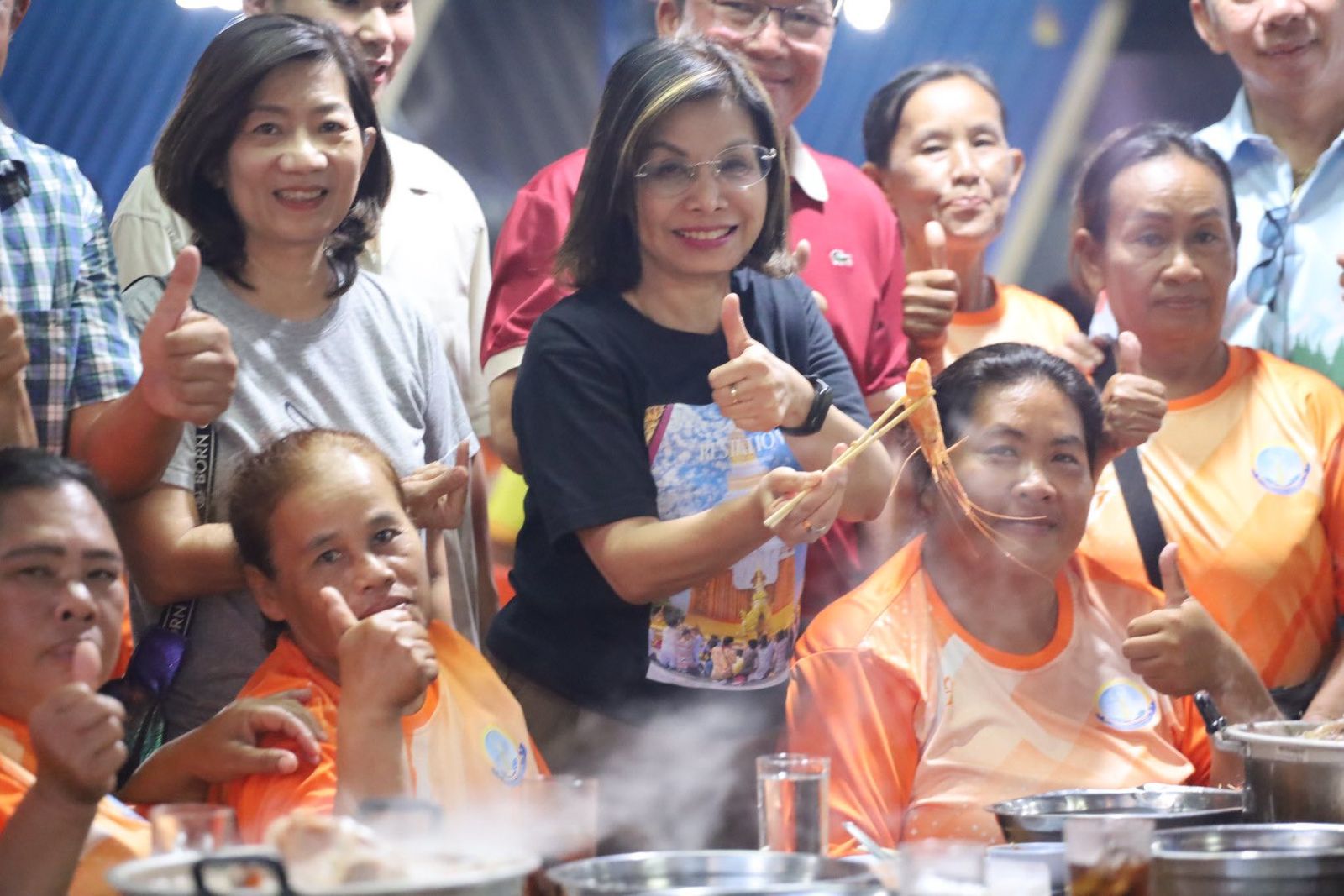 มนพร เจริญศรี เลี้ยงหมูกระทะ พนักงานเก็บกวาดขยะเทศบาลเมืองนครพนม