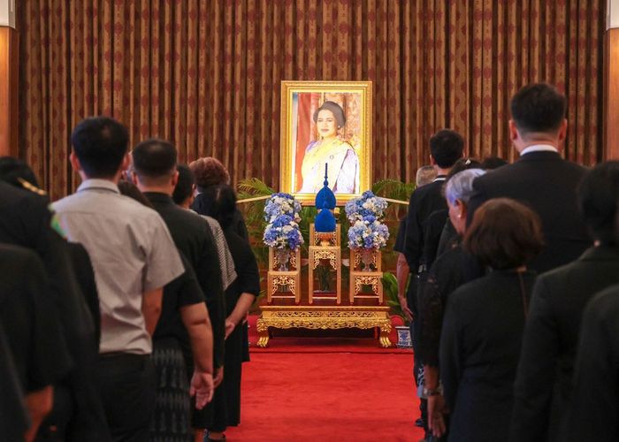 ประชาชนเข้าถวายน้ำสรงพระบรมศพ สมเด็จพระนางเจ้าสิริกิติ์ พระบรมราชินีนาถ พระบรมราชชนนีพันปีหลวง น้อมเกล้าน้อมกระหม่อม ส่งเสด็จสู่สวรรคาลัย
