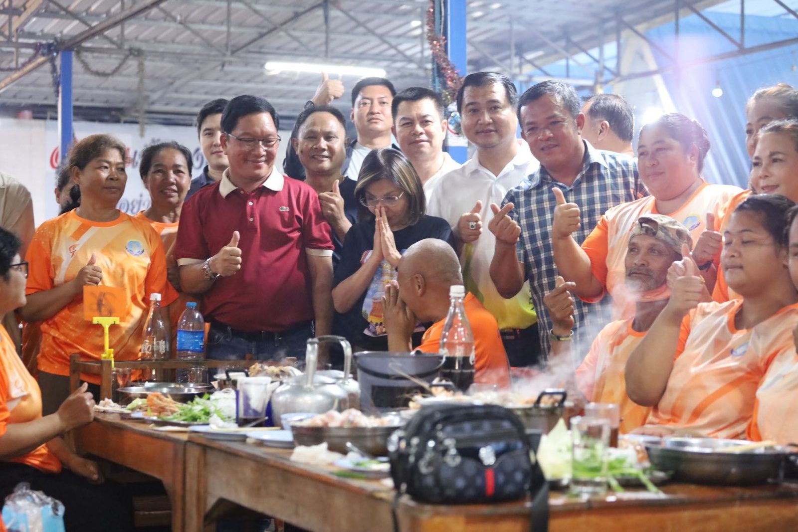 มนพร เจริญศรี เลี้ยงหมูกระทะ พนักงานเก็บกวาดขยะเทศบาลเมืองนครพนม
