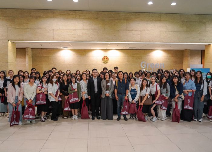 พรรคเพื่อไทย ต้อนรับคณะนักศึกษา-อาจารย์ คณะอักษรศาสตร์ มหาวิทยาลัยศิลปากรเยี่ยมชมรัฐสภา