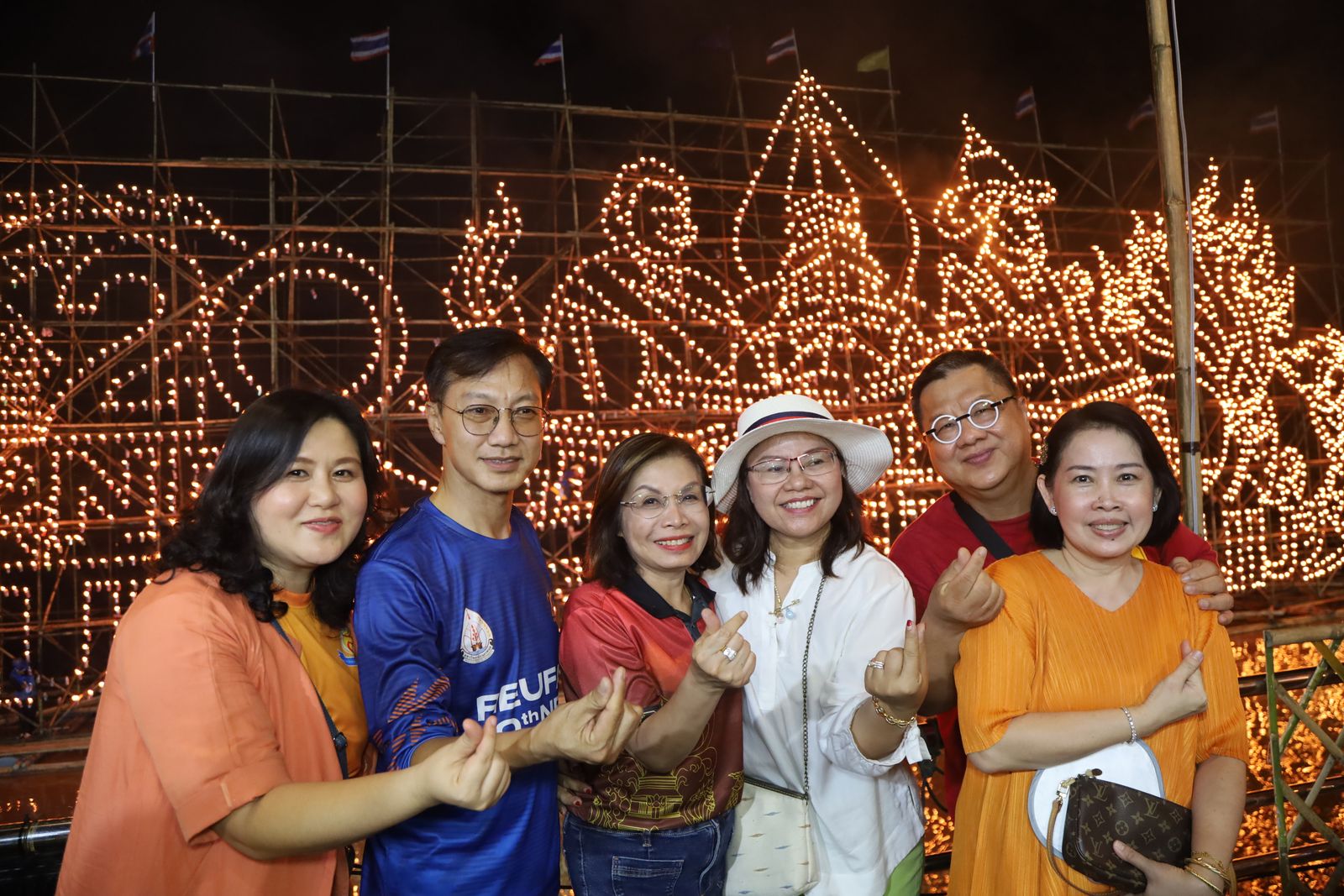 มนพร จุดเรือไฟโลก 