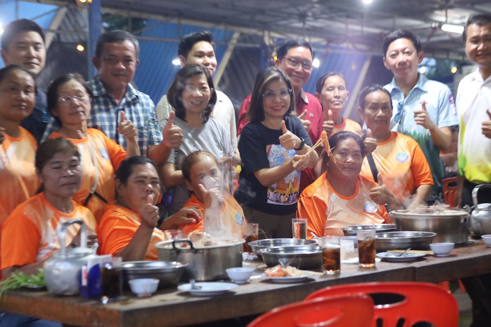 มนพร เจริญศรี เลี้ยงหมูกระทะ พนักงานเก็บกวาดขยะเทศบาลเมืองนครพนม