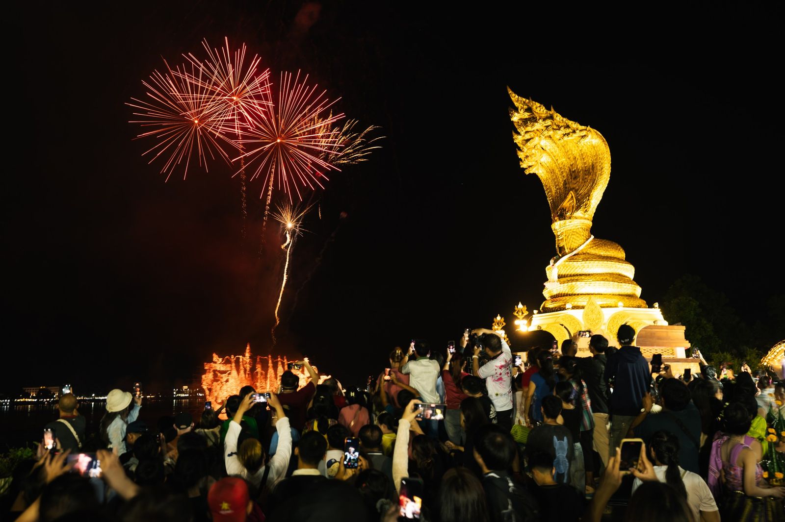 งามไหลเรือไฟโลก นครพนม