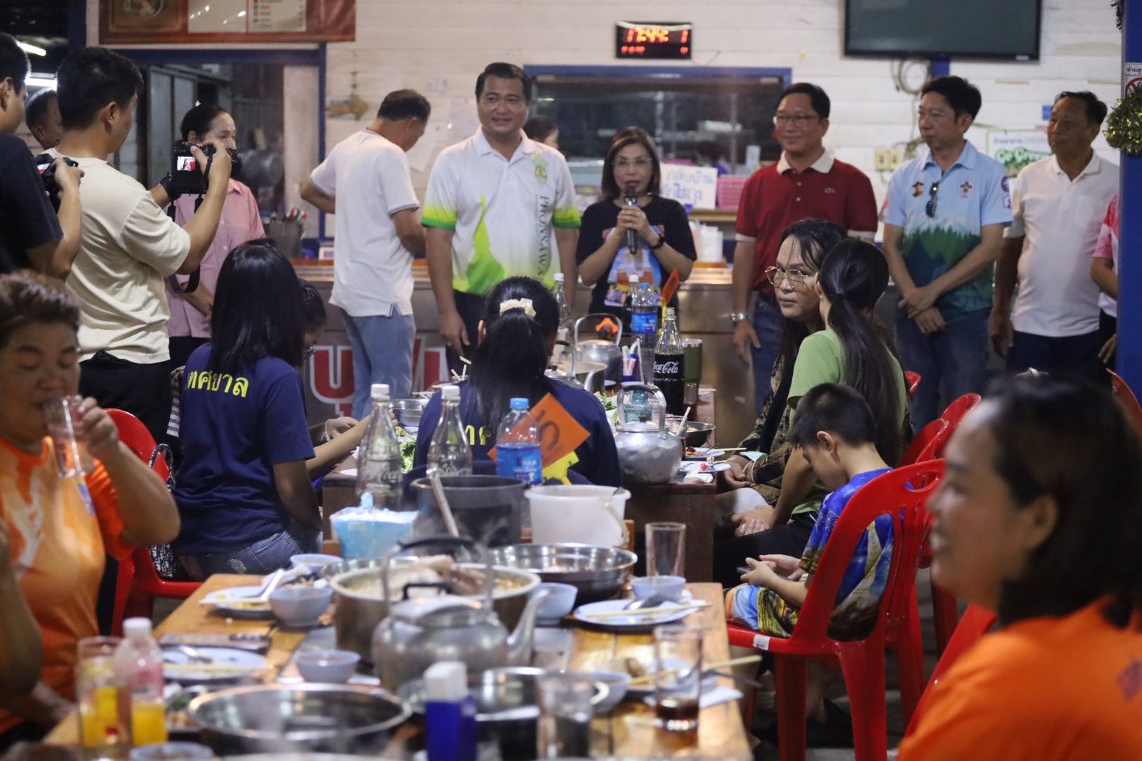 มนพร เจริญศรี เลี้ยงหมูกระทะ พนักงานเก็บกวาดขยะเทศบาลเมืองนครพนม