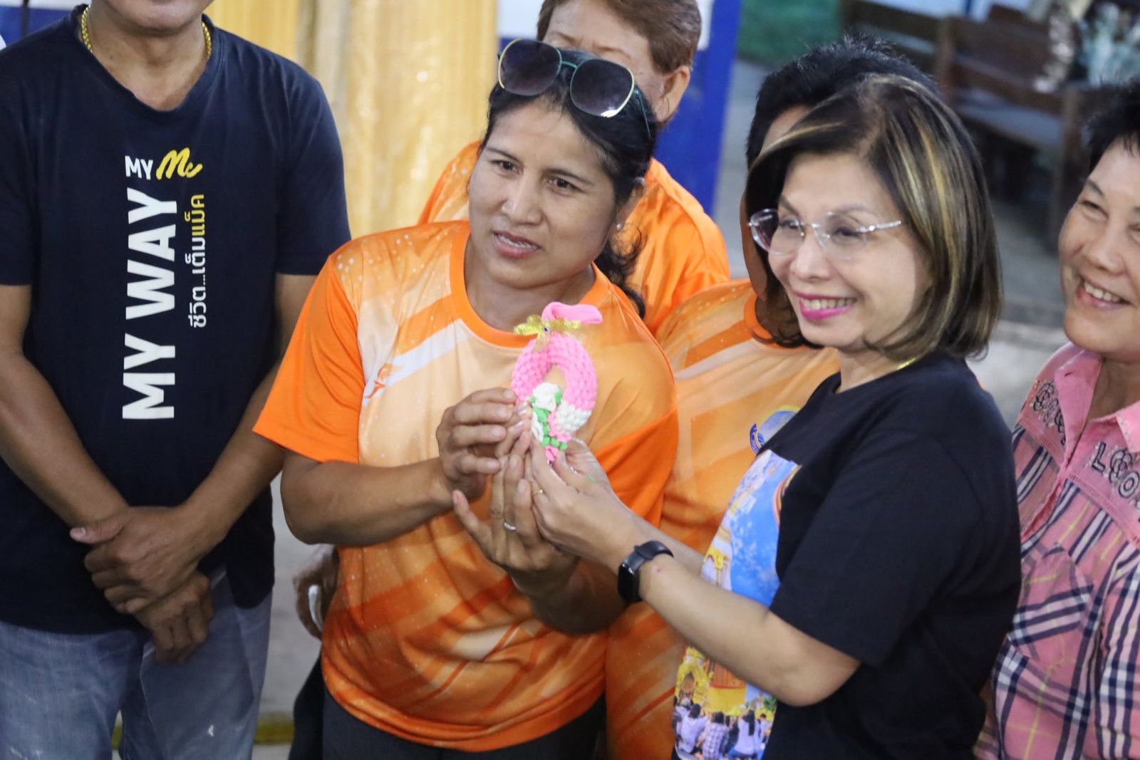 มนพร เจริญศรี เลี้ยงหมูกระทะ พนักงานเก็บกวาดขยะเทศบาลเมืองนครพนม