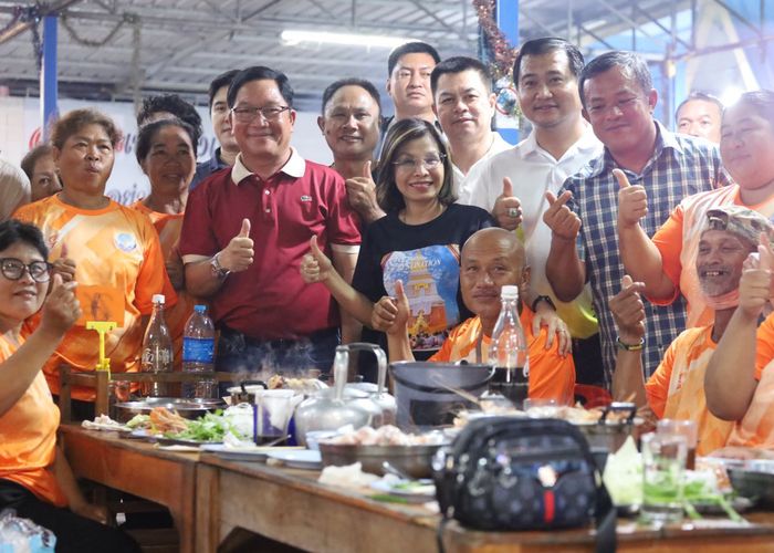 ‘มนพร’ เลี้ยงหมูกระทะขอบคุณและให้กำลังใจพนักงานเก็บกวาดขยะเทศบาลเมืองนครพนม ที่ทำงานหนักตลอดมหกรรมเรือไฟโลก