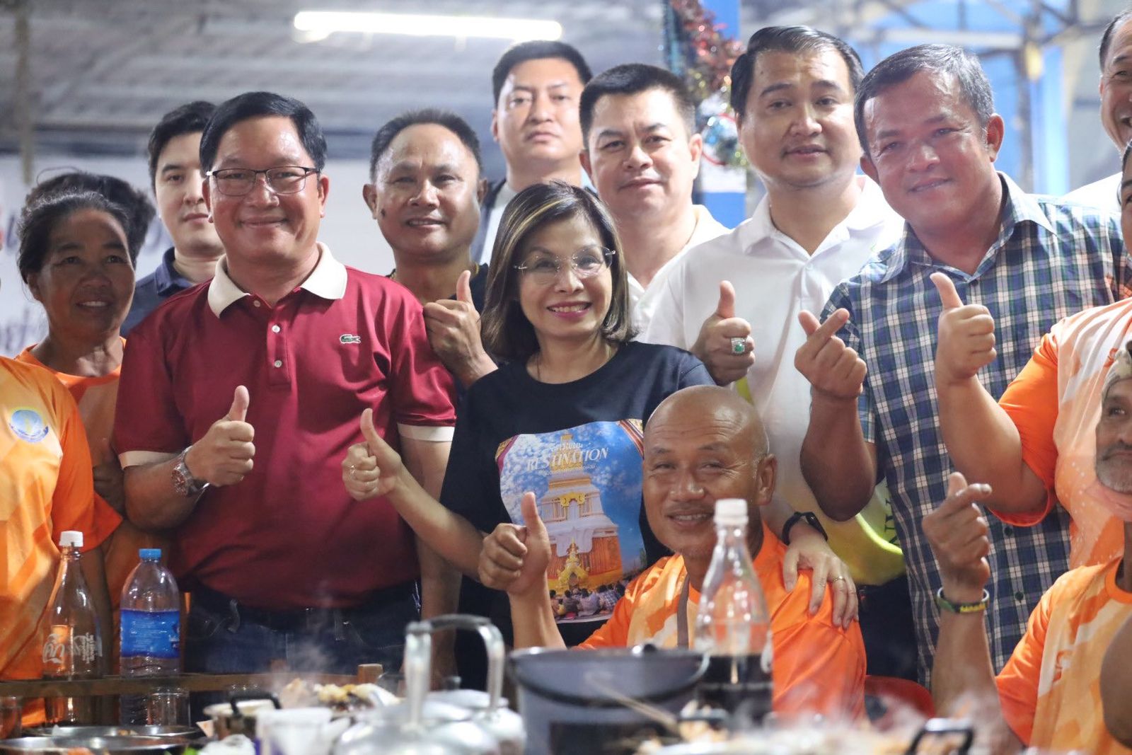 มนพร เจริญศรี เลี้ยงหมูกระทะ พนักงานเก็บกวาดขยะเทศบาลเมืองนครพนม