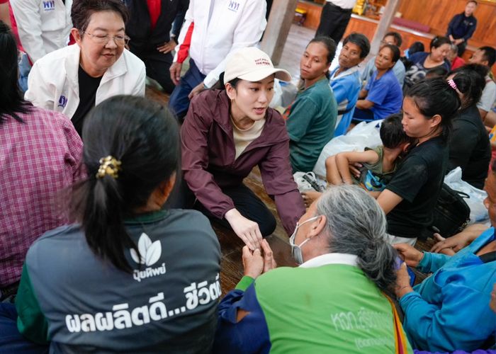 ‘แพทองธาร’ นำทีมเพื่อไทยลงอุตรดิตถ์ ลุยพื้นที่ช่วยเหลือพี่น้องประชาชนที่ถูกน้ำท่วม