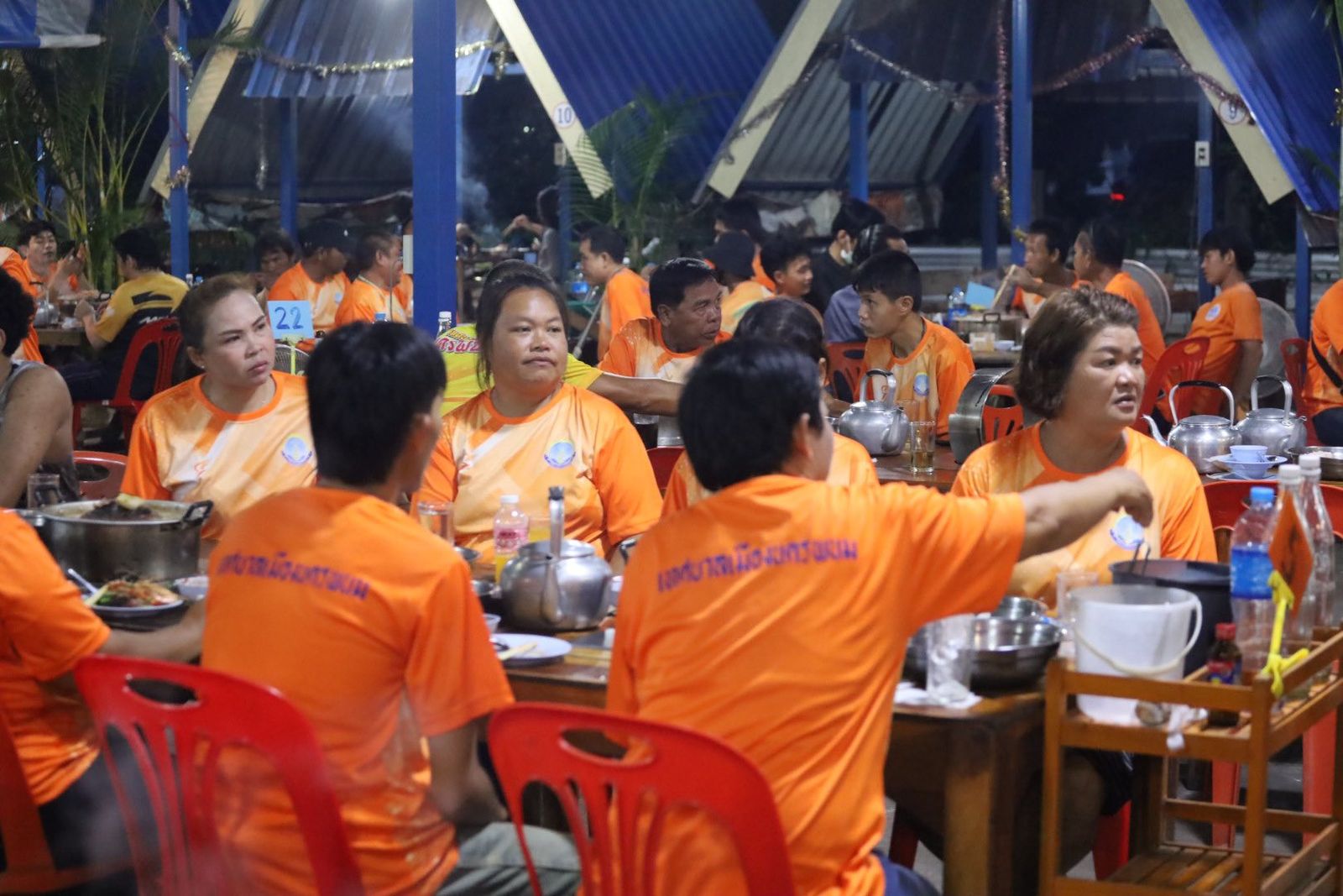 มนพร เจริญศรี เลี้ยงหมูกระทะ พนักงานเก็บกวาดขยะเทศบาลเมืองนครพนม