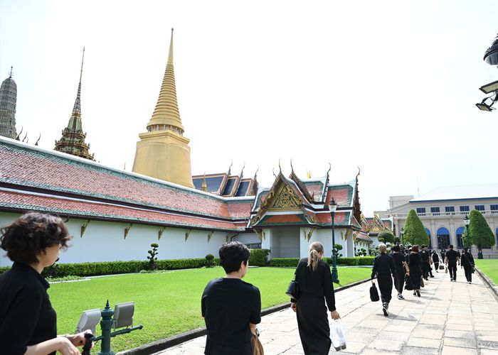 พสกนิกรกว่า 3,000 คน ร่วมถวายน้ำสรงพระบรมศพเบื้องหน้าพระฉายาลักษณ์ฯ ด้วยความเรียบร้อย