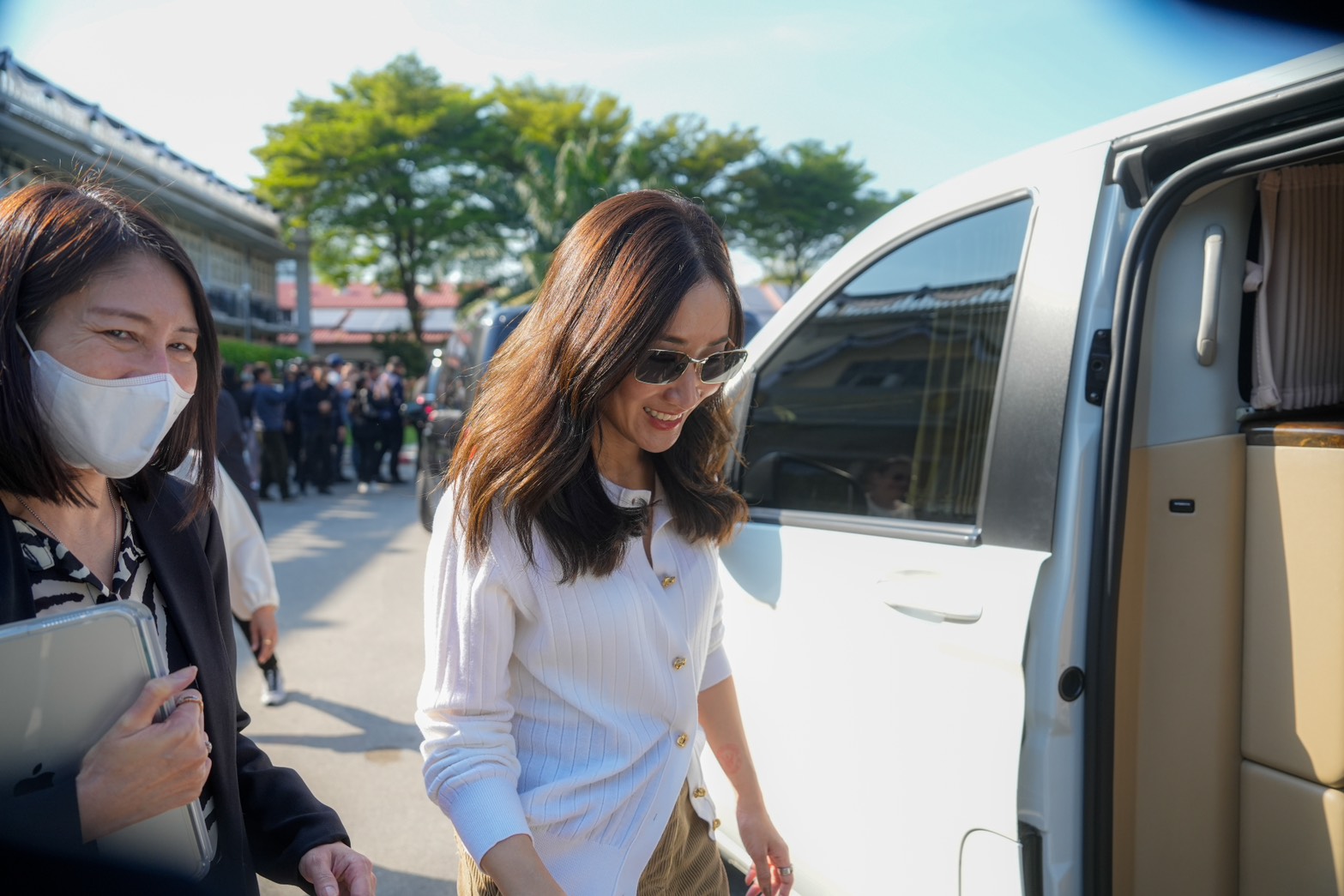 แพทองธาร เปิดภาพ ทักษิณ ถ่ายรูปครอบครัว ในวันเยี่ยมญาติใกล้ชิด
