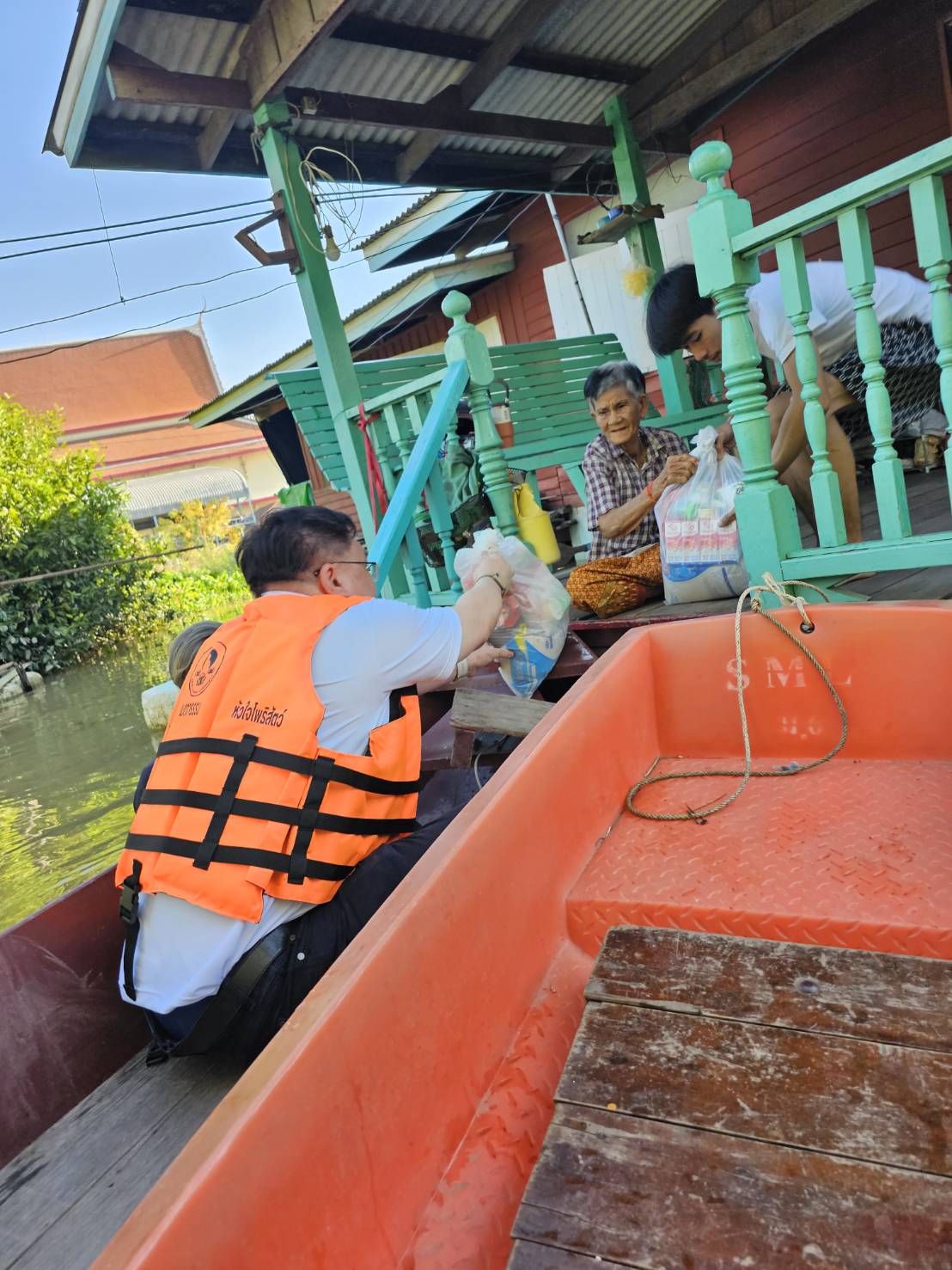 พรรคเพื่อไทย ลงพื้นที่น้ำท่วมอยุธยา
