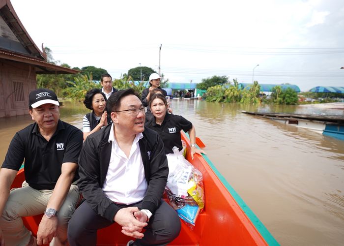 พรรคเพื่อไทยไม่ทิ้งประชาชน 'จุลพันธ์' นำทีมเพื่อไทยลงพื้นที่น้ำท่วมอ่างทอง มอบถุงยังชีพ รับฟังปัญหา