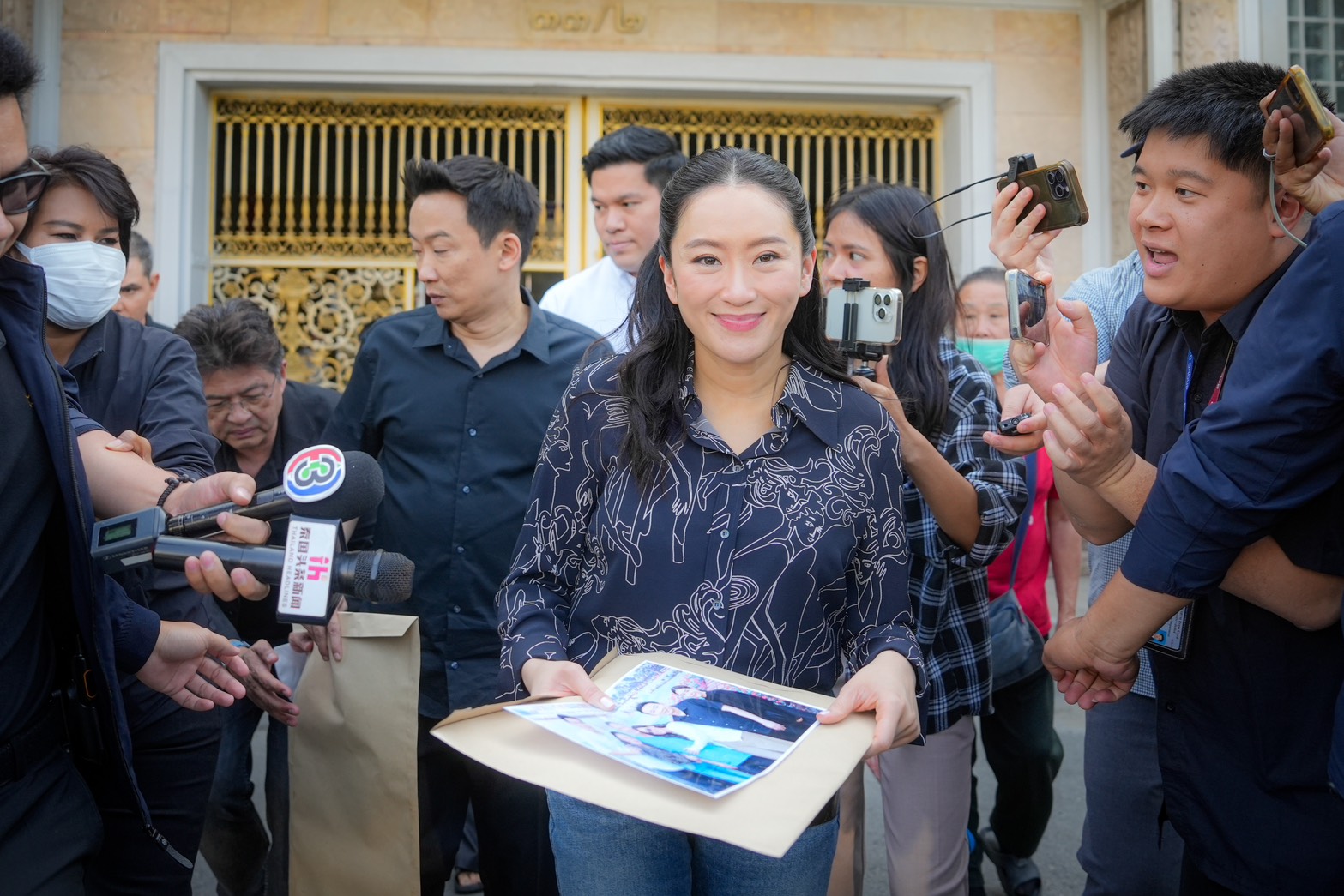 แพทองธาร เปิดภาพ ทักษิณ ถ่ายรูปครอบครัว ในวันเยี่ยมญาติใกล้ชิด