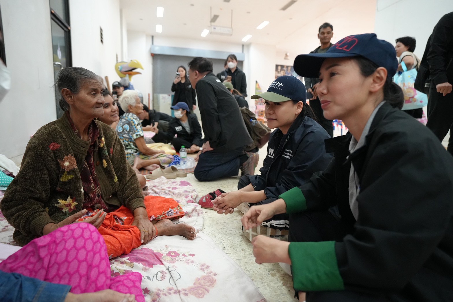จุลพันธ์ อมรวิวัฒน์ หัวหน้าพรรคเพื่อไทย ลงพื้นที่น้ำท่วมหาดใหญ่