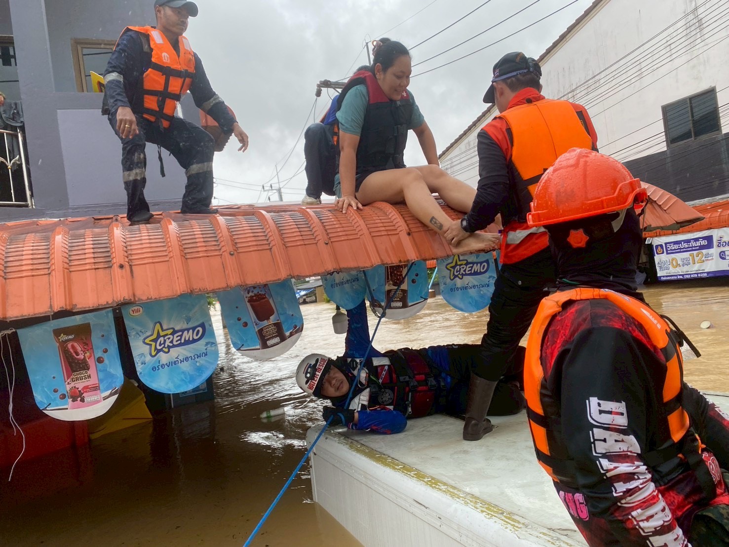 วรวงศ์ วรปัญญา สส.ลพบุรี พรรคเพื่อไทย ทีมเรือกู้ภัย ทีมกู้ภัย น้ำท่วมหาดใหญ่