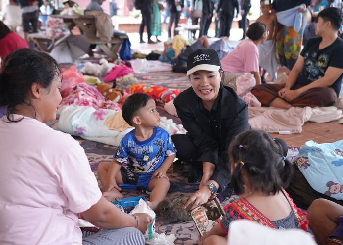 ทีมเพื่อไทยถึงศูนย์อพยพ รร.หาดใหญ่รัฐประชาสรรค์ มอบสิ่งของจำเป็นบรรเทาทุกข์ระดมช่วยเหลือน้ำท่วมหาดใหญ่