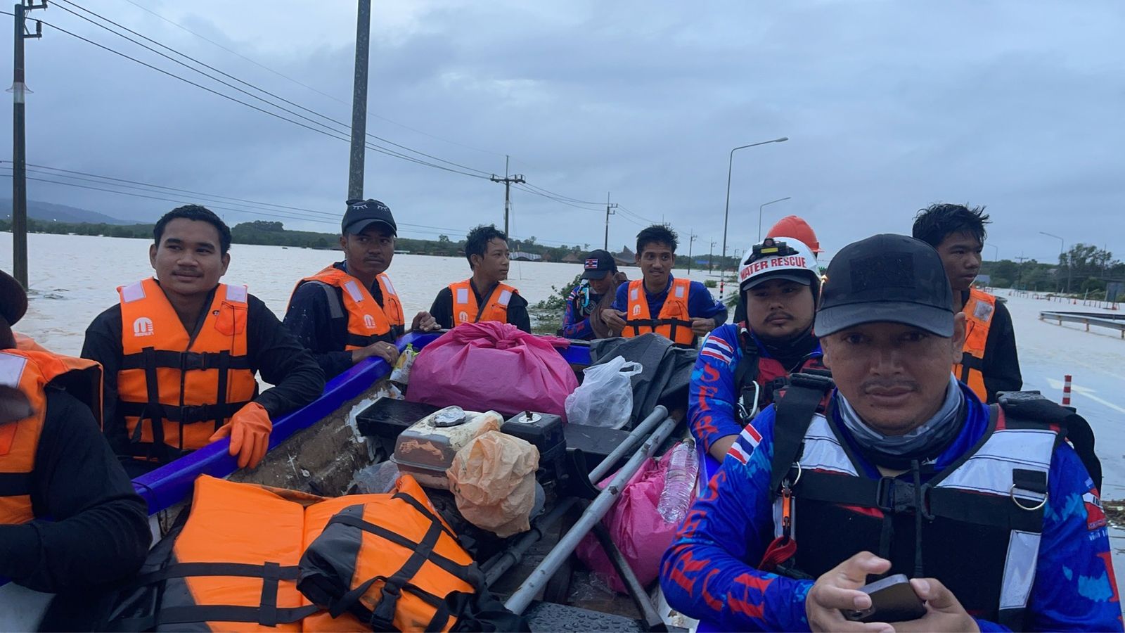 วรวงศ์ วรปัญญา สส.ลพบุรี พรรคเพื่อไทย ทีมเรือกู้ภัย ทีมกู้ภัย น้ำท่วมหาดใหญ่