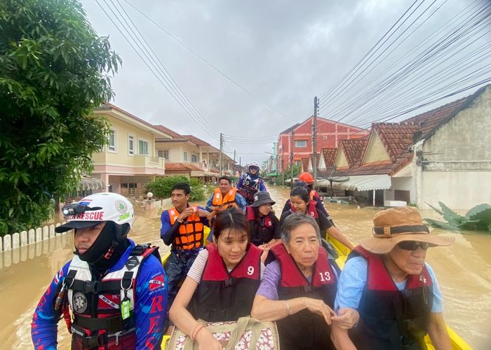'วรวงศ์' สส.ลพบุรี เพื่อไทย ส่งทีมเรือกู้ภัย ทีมกู้ภัย ช่วยอพยพผู้ประสบภัยน้ำท่วมหาดใหญ่