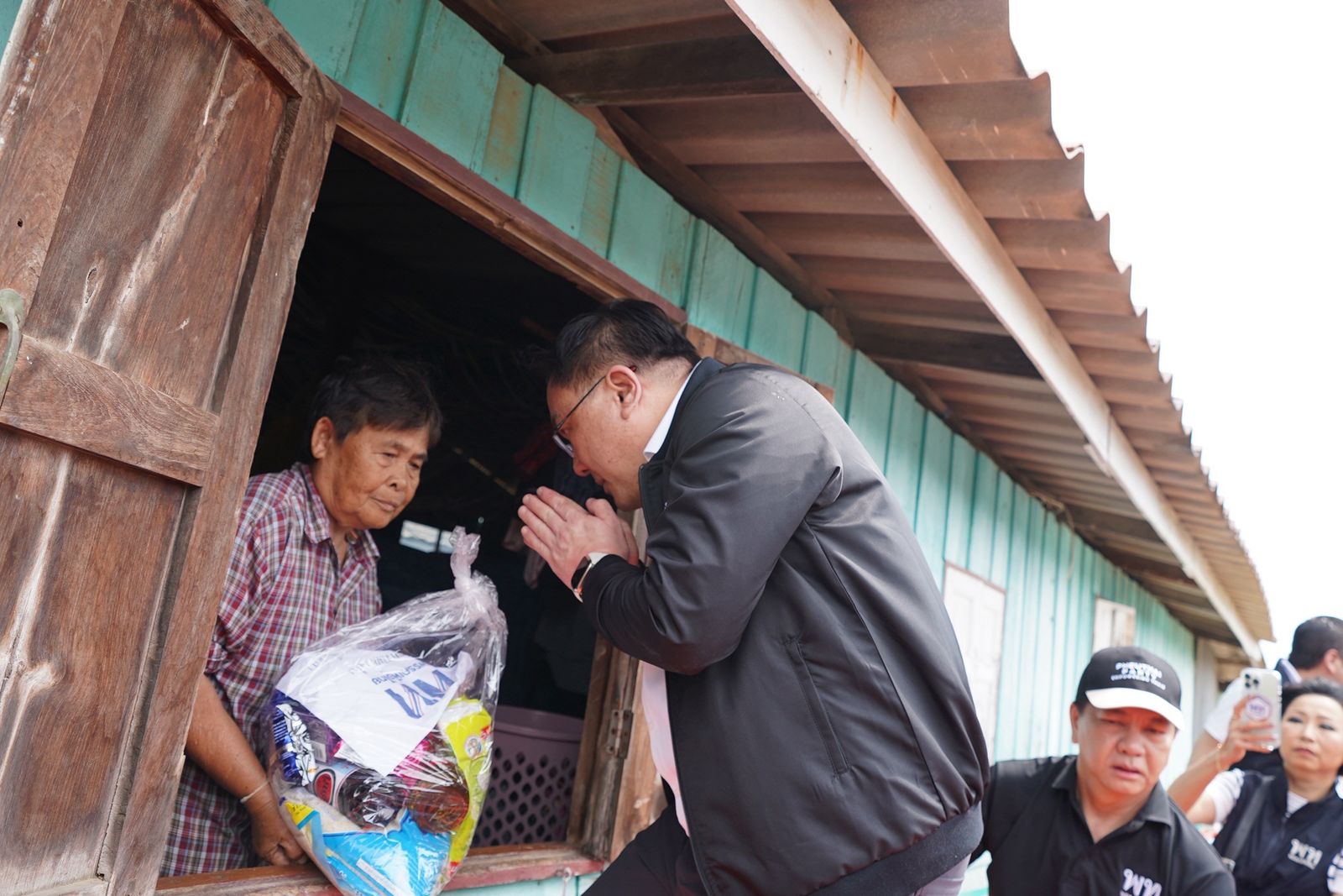 จุลพันธ์ อมรวิวัฒน์ หัวหน้าพรรคเพื่อไทย ลงพื้นที่ประสบภัยน้ำท่วมอ่างทอง