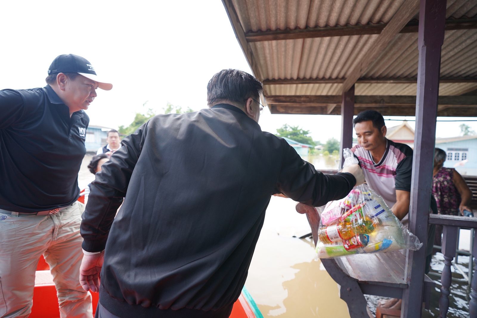 จุลพันธ์ อมรวิวัฒน์ หัวหน้าพรรคเพื่อไทย ลงพื้นที่ประสบภัยน้ำท่วมอ่างทอง