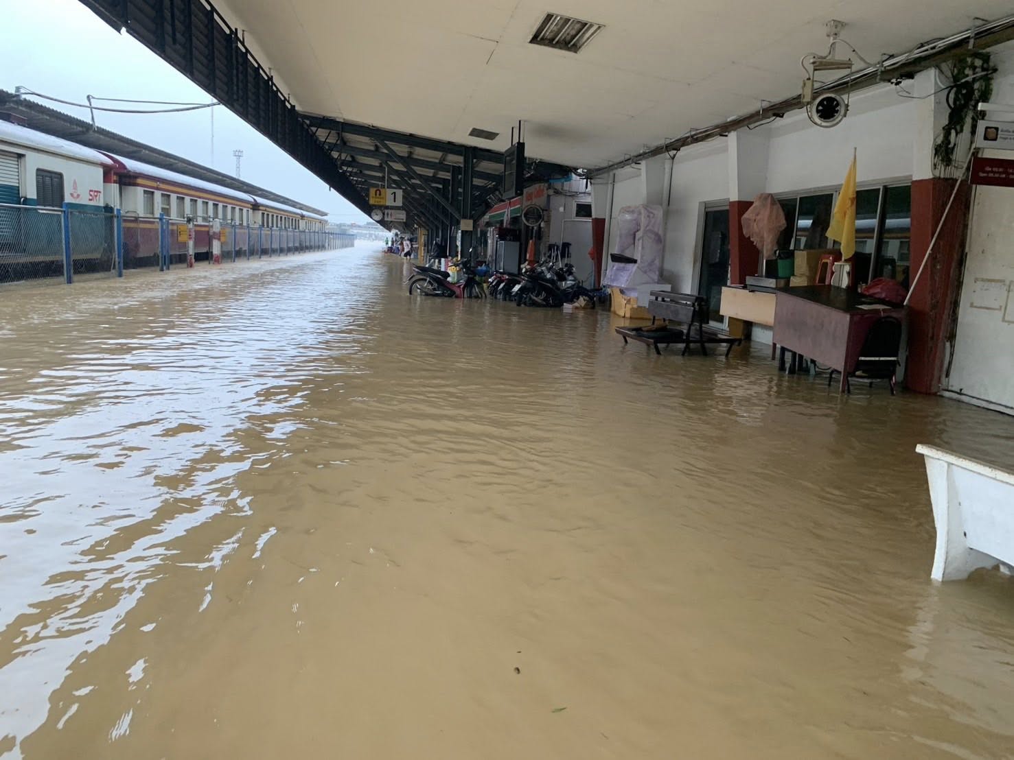 น้ำท่วม รถไฟสายใต้