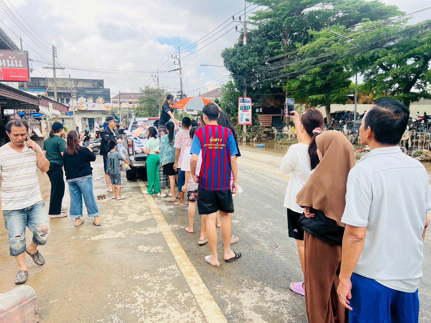 จาก หัวใจเพื่อไทย ถึง หัวใจผู้ประสบภัยน้ำท่วมใต้