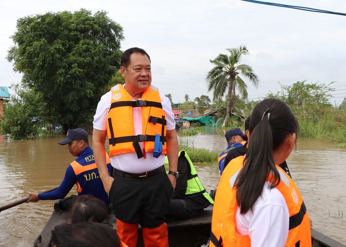 'ทวี สอดส่อง' ลงพื้นที่ให้กำลังใจผู้ประสบภัยน้ำท่วมอ่างทอง ห่วงประชาชนอยู่ลำบากกว่า 3 เดือน