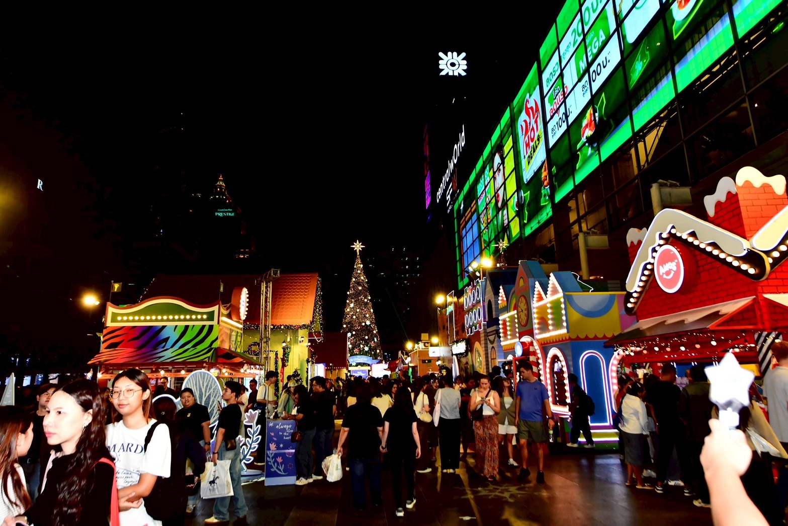 centralwOrld เปิดไฟต้นคริสต์มาสยักษ์